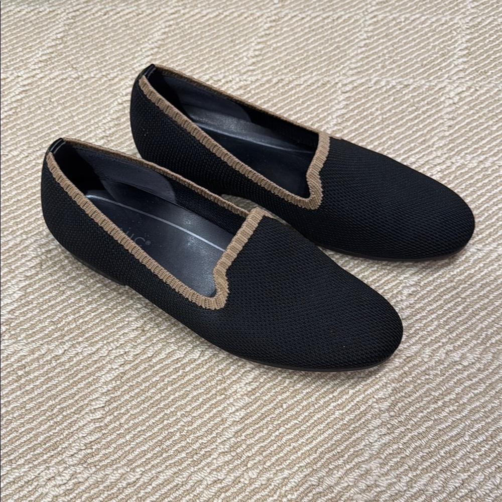 Vionic Black and Brown Flats